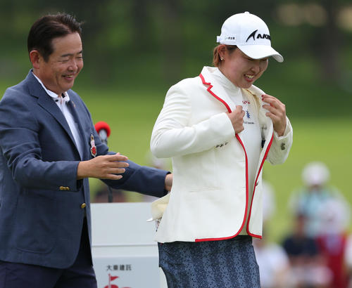 優勝ジャケットを着せてもらう小滝（撮影・冨田成美）