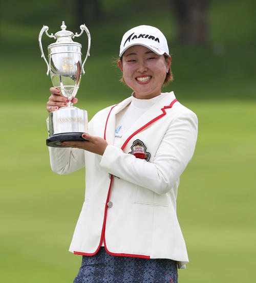 優勝トロフィーを手に笑顔を見せる小滝（撮影・冨田成美）