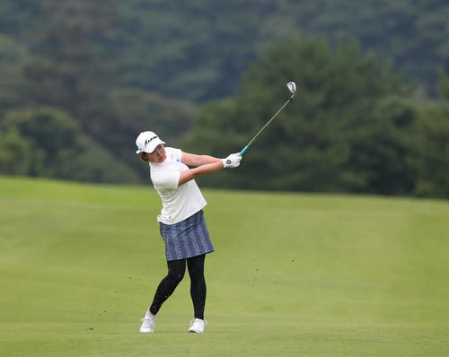 9番、ショットを放つ小滝（撮影・冨田成美）