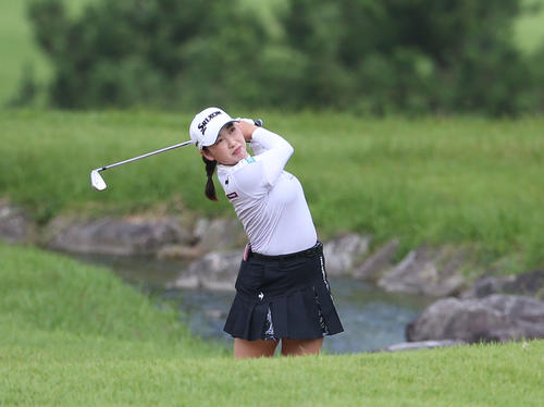 9番、第3打を放つ小祝（撮影・冨田成美）