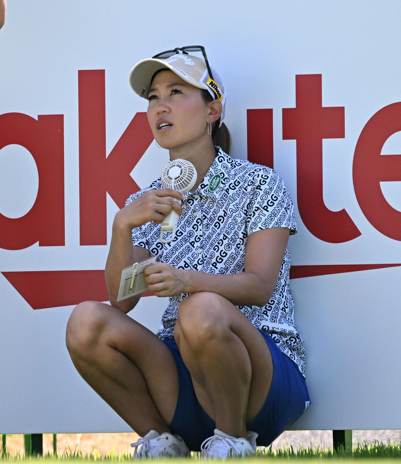 1番、涼をとる上田桃子（撮影・前岡正明）