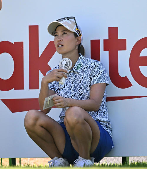 1番、涼をとる上田桃子（撮影・前岡正明）