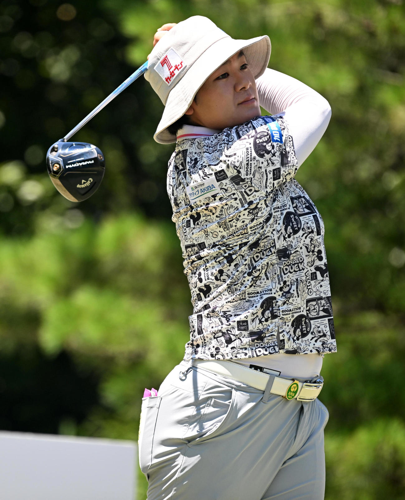 9番、ティーショットを放つ川岸（撮影・前岡正明）