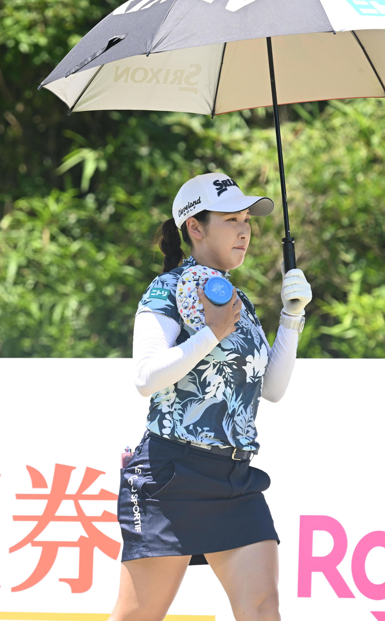 9番、氷のうを手に移動する小祝（撮影・前岡正明）