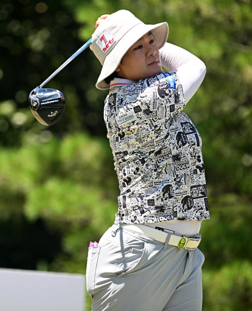 9番、ティーショットを放つ川岸（撮影・前岡正明）