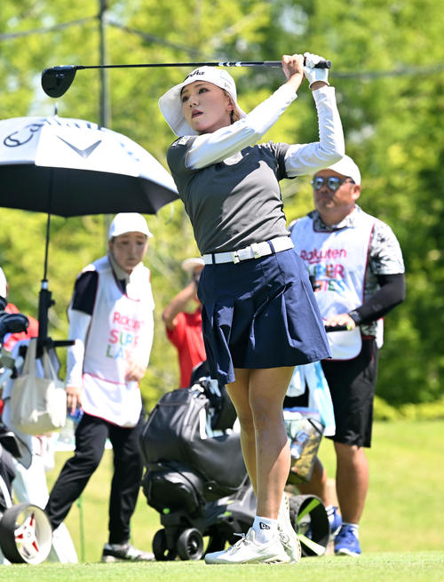 10番、ティーショットを放つ宮田（撮影・前岡正明）