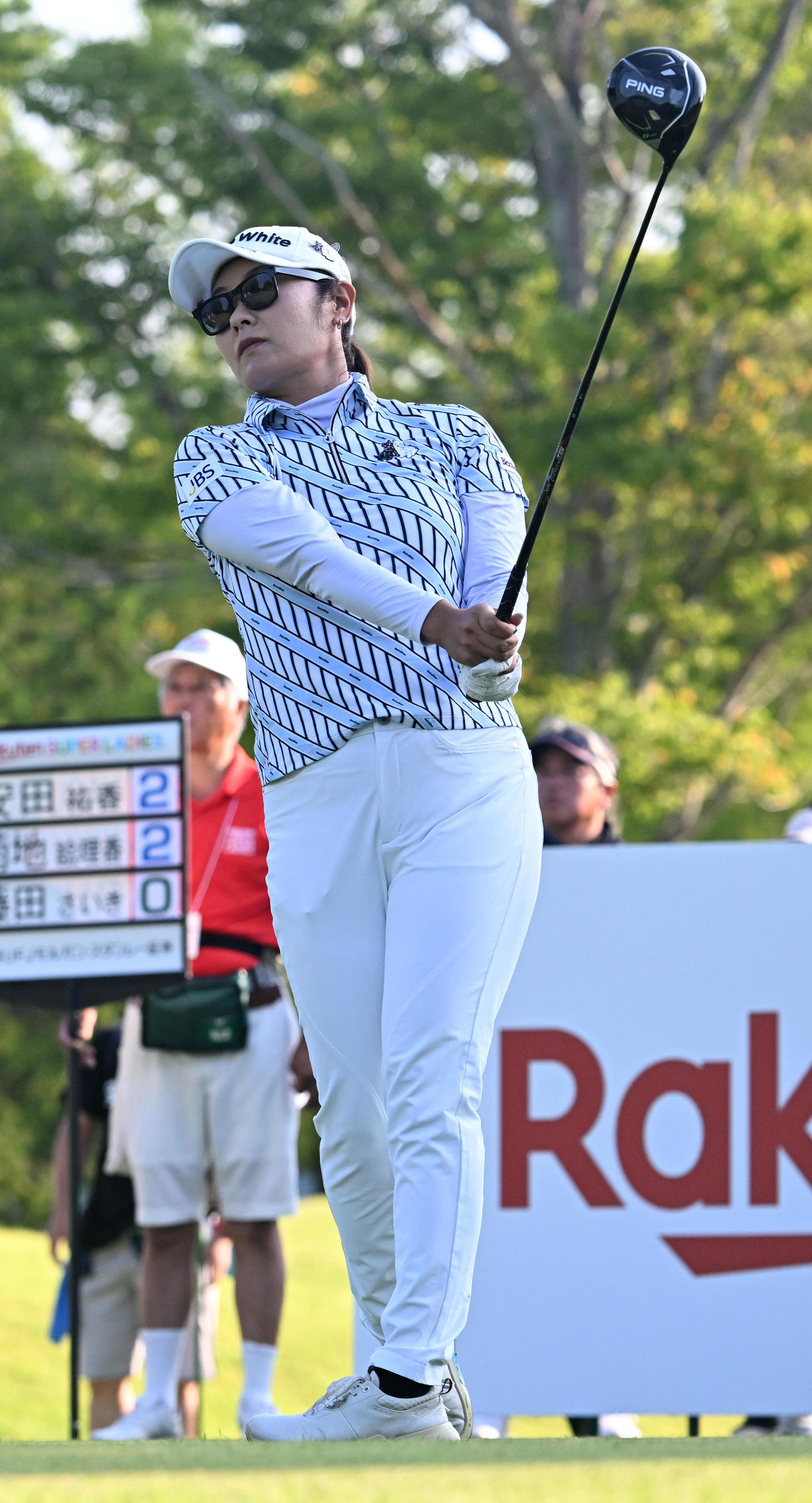 10番、ティーショットを放つ藤田（撮影・前岡正明）