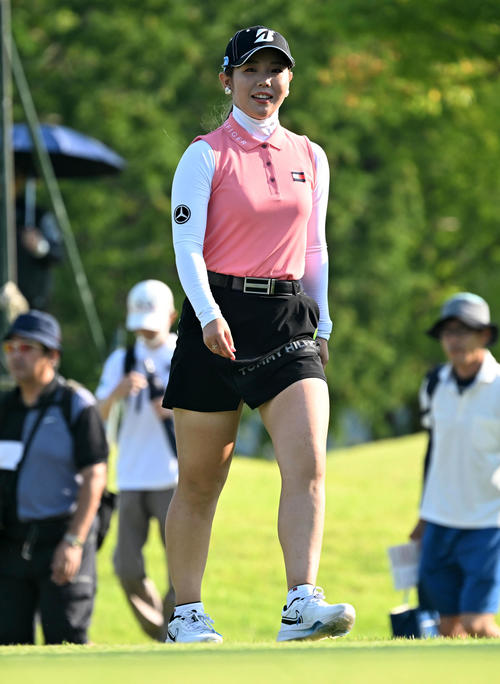 10番、笑顔でティーグランドに向かう吉田（撮影・前岡正明）