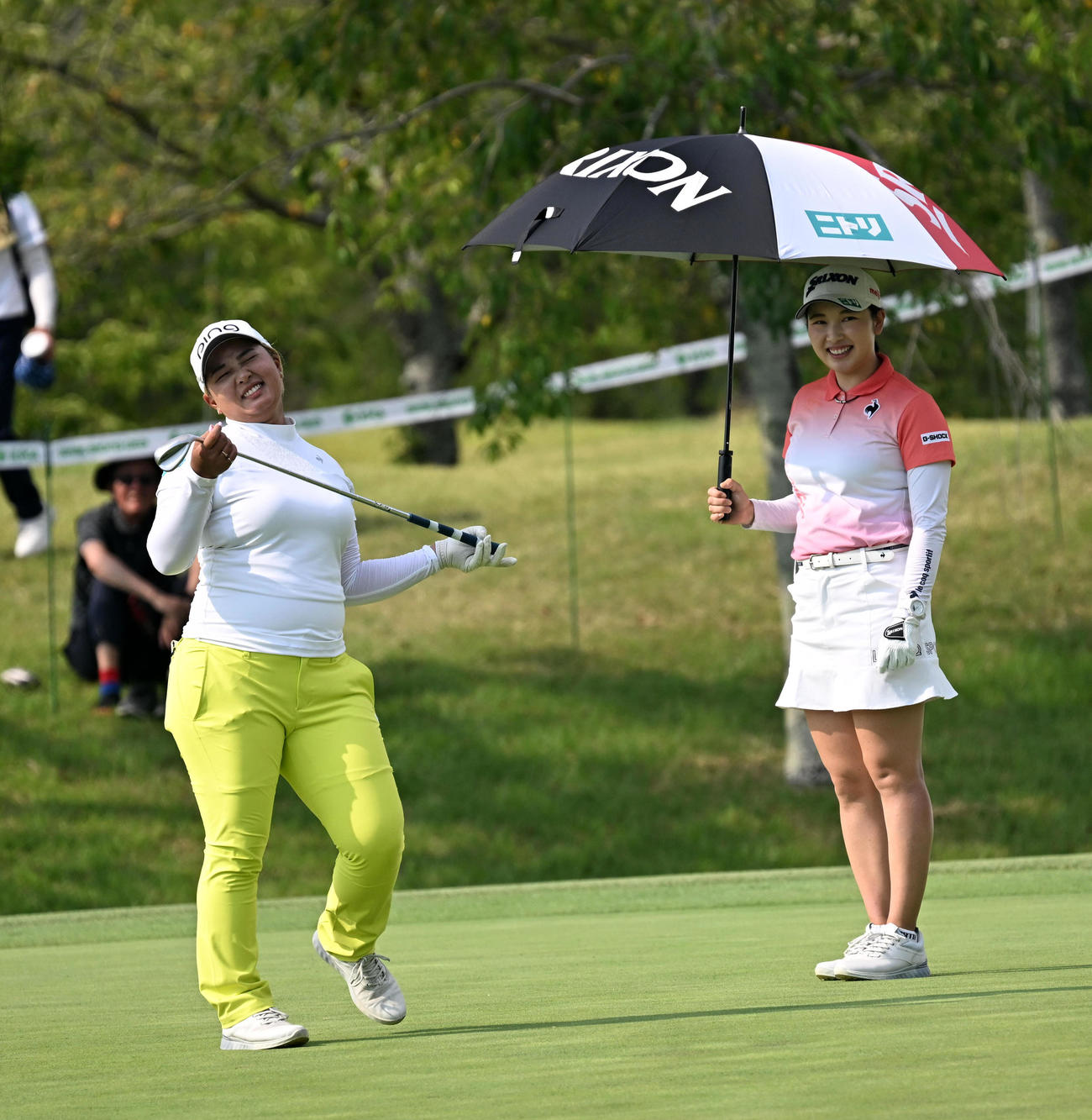 18番、雷雲接近で競技が中断、残念がる鈴木（左）と笑顔の小祝（撮影・前岡正明）