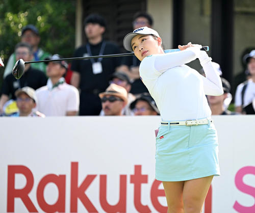 1番、ティーショットを放つ小祝（撮影・前岡正明）