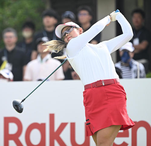 1番、ティーショットを放つ吉田（撮影・前岡正明）