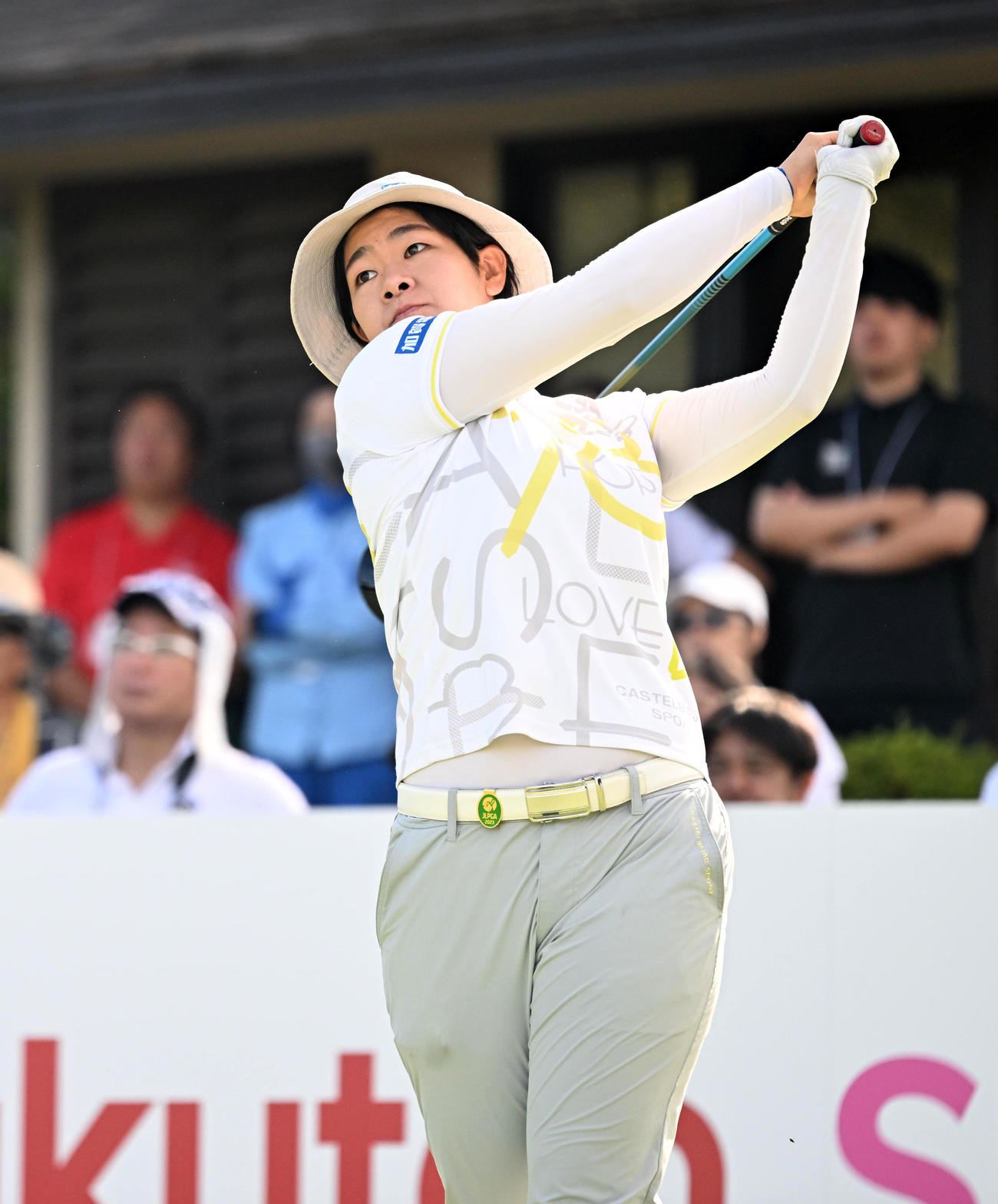 1番、ティーショットを放つ川岸（撮影・前岡正明）