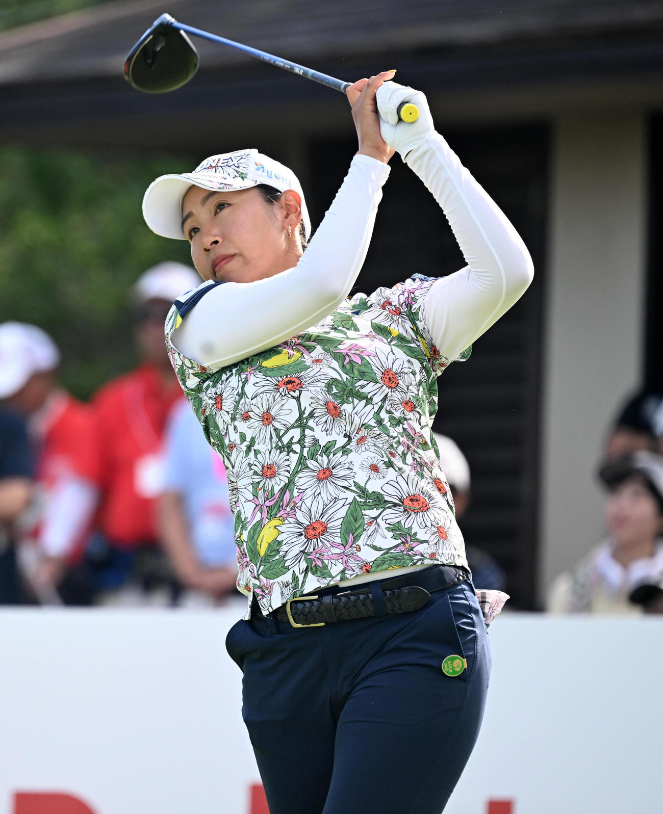 1番、ティーショットを放つ若林（撮影・前岡正明）