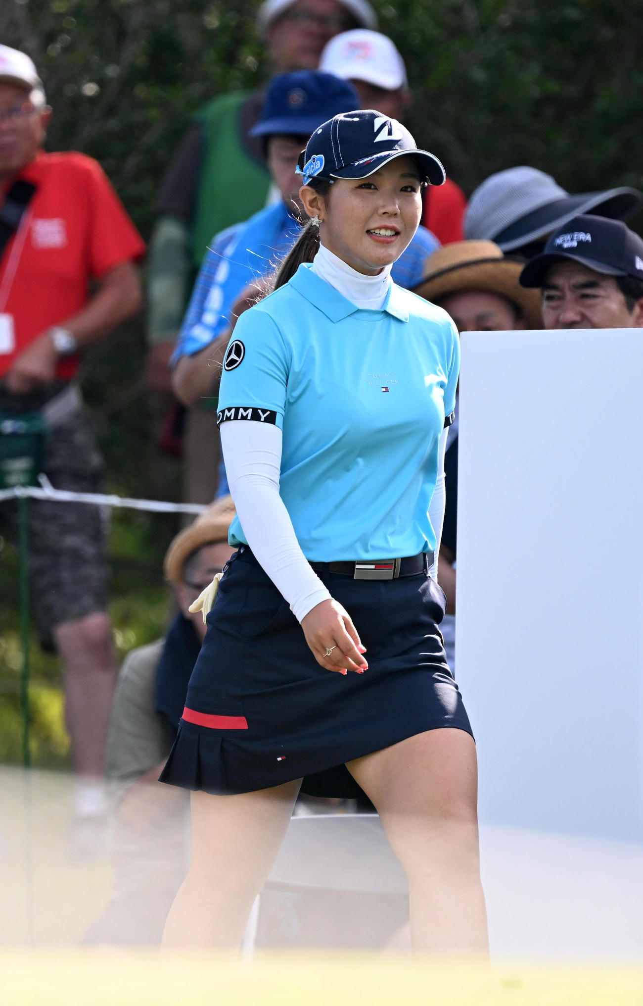 1番、笑顔でティーグラウンドに入る吉田（撮影・前岡正明）