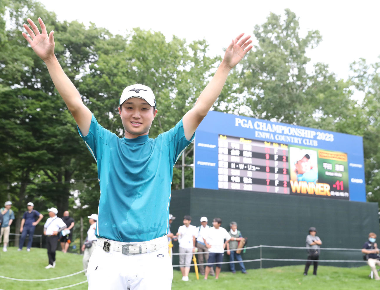 優勝しポーズをとる平田（撮影・佐藤翔太）