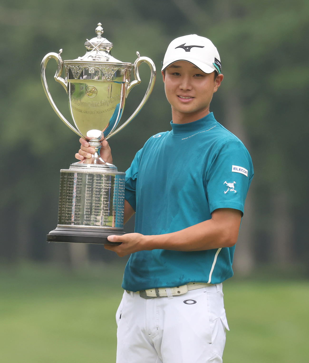 優勝トロフィーを手に記念撮影をする平田（撮影・佐藤翔太）