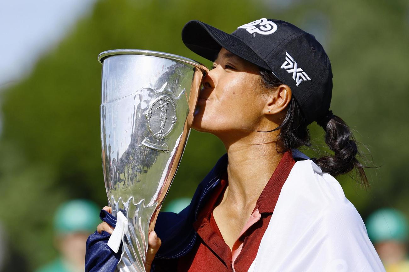 メジャー初優勝を果たし、トロフィーにキスするセリーヌ・ブティエ（共同）