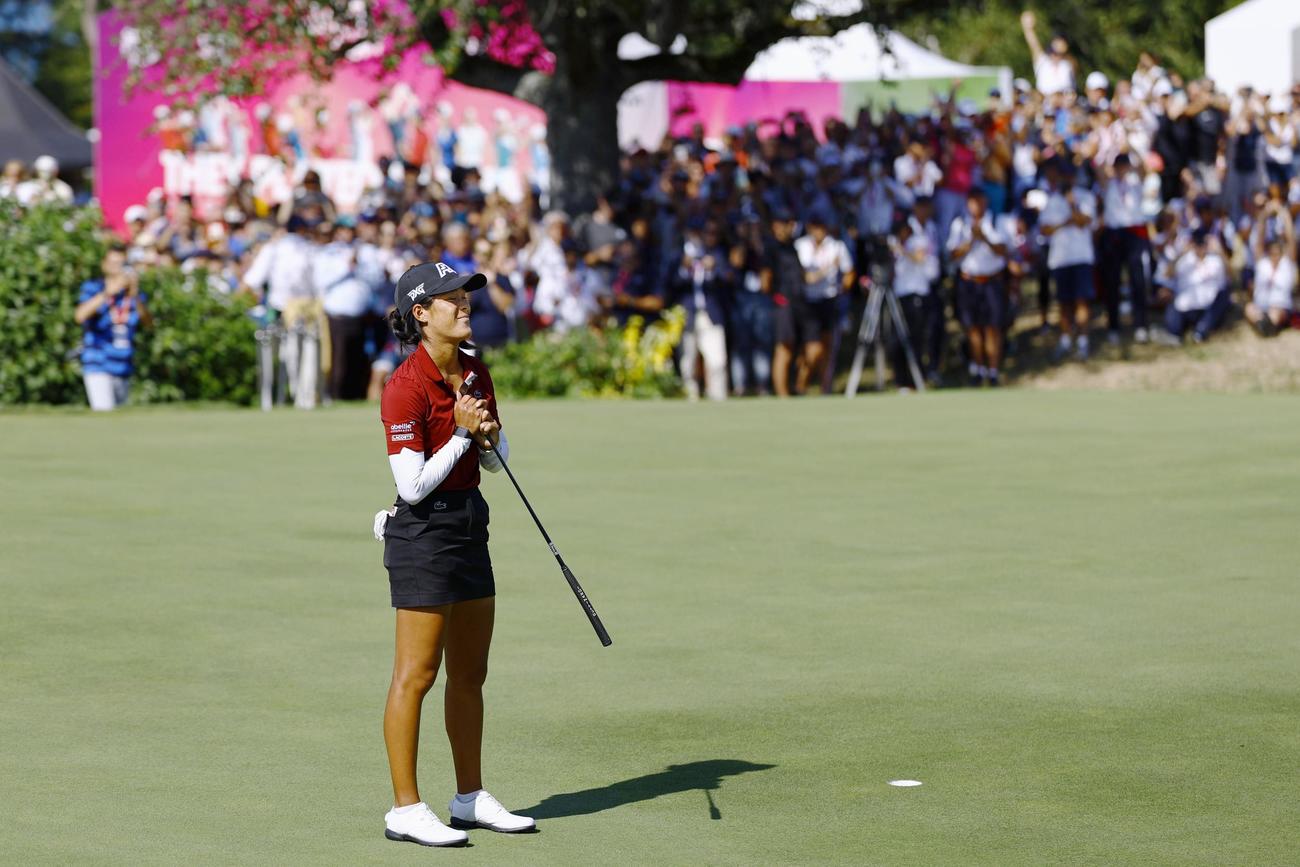 最終ラウンド、優勝し喜ぶセリーヌ・ブティエ＝エビアン・リゾートGC（共同）