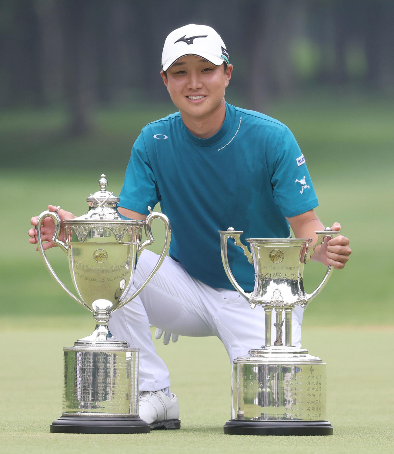 優勝トロフィーとともに記念撮影をする平田（撮影・佐藤翔太）