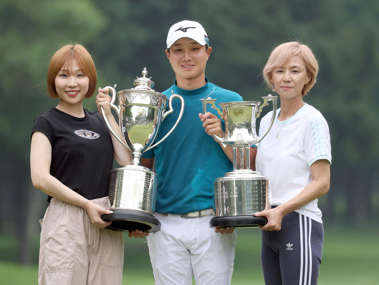 優勝し家族と記念撮影をする平田（撮影・佐藤翔太）