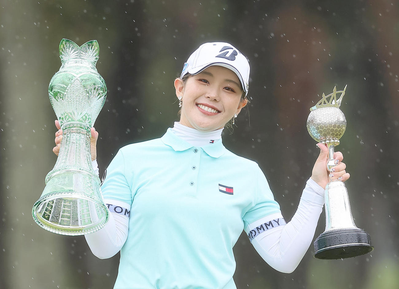 ワールド・サロンパス・カップで優勝した吉田は両手にカップを持ち笑顔（2023年5月7日撮影）