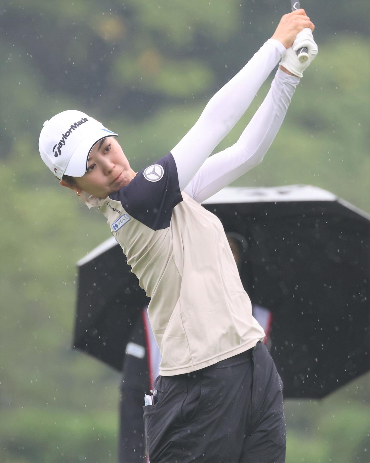 1番、ティーショットを放つ松森（撮影・黒川智章）