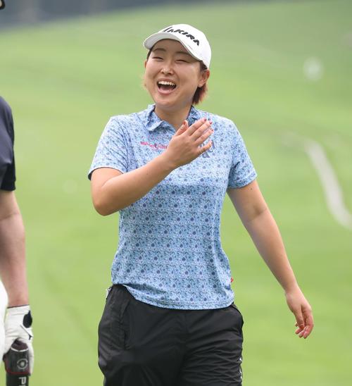 18番、笑顔でホールアウトする小滝（撮影・黒川智章）