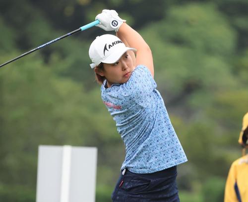 1番、ティーショットを放つ小滝（撮影・黒川智章）