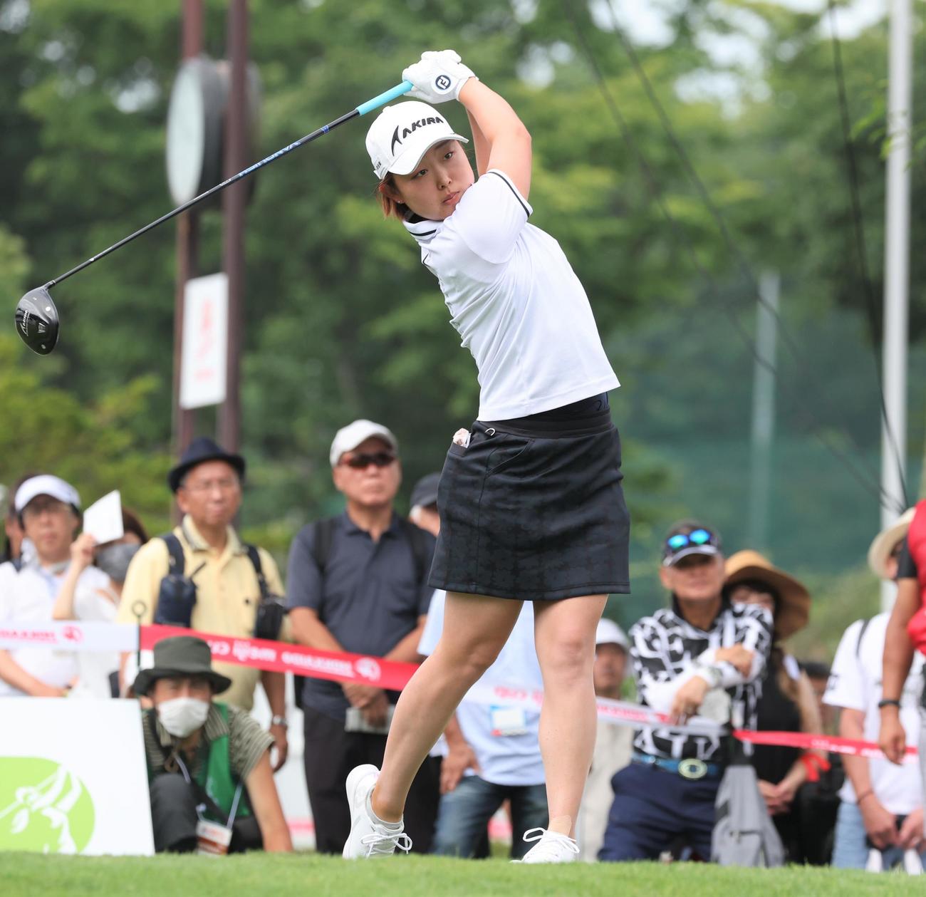 1日目　1番、ティーショットを放つ小滝（撮影・黒川智章）