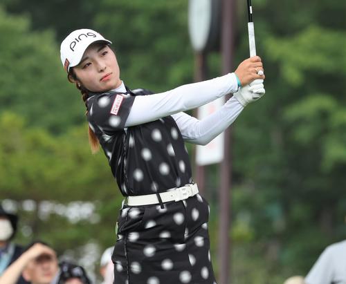 1日目　1番、ティーショットを放つ佐久間（撮影・黒川智章）