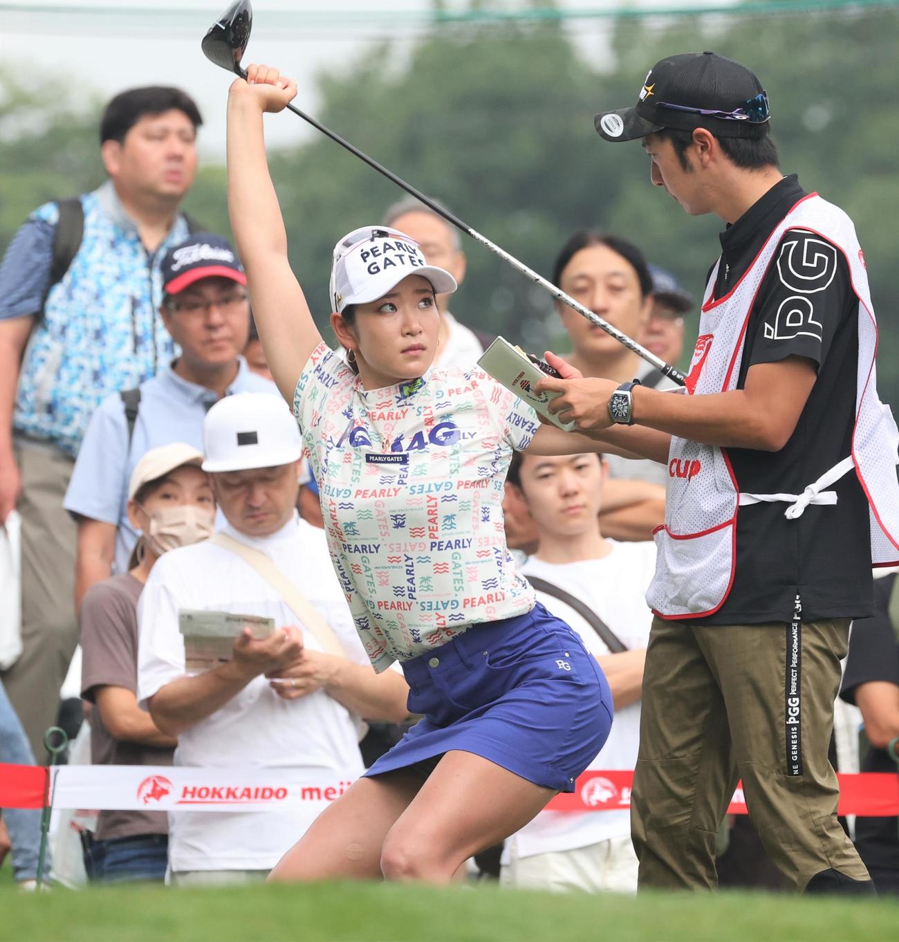 10番、ティーショット前、体をほぐす原（撮影・黒川智章）