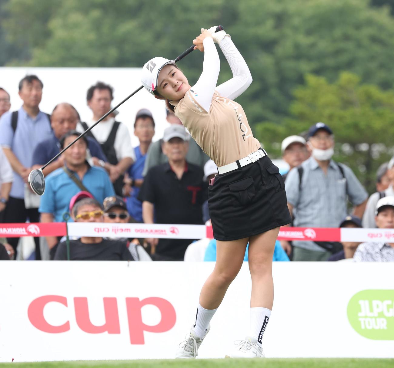 1番、ティーショットを放つ川崎（撮影・黒川智章）