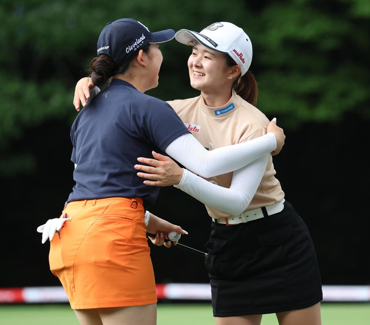 2日目　18番、ホールアウトし内田と抱き合う川崎（撮影・黒川智章）