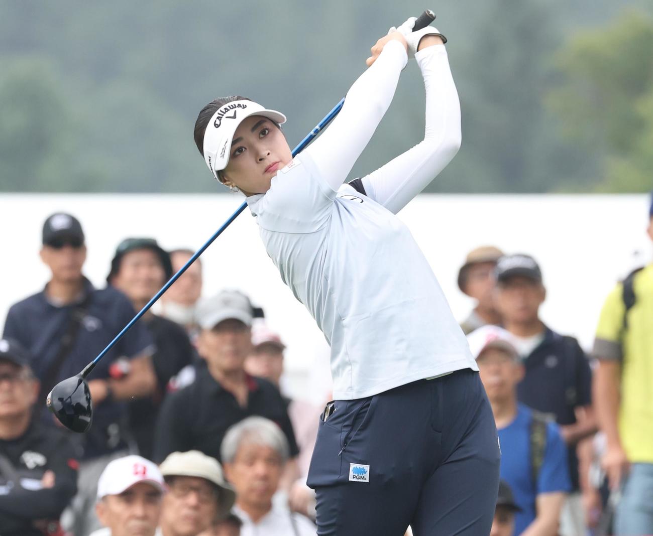 1番、ティーショットを放つ柏原（撮影・黒川智章）