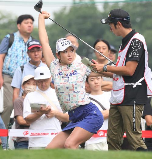10番、ティーショット前、体をほぐす原（撮影・黒川智章）