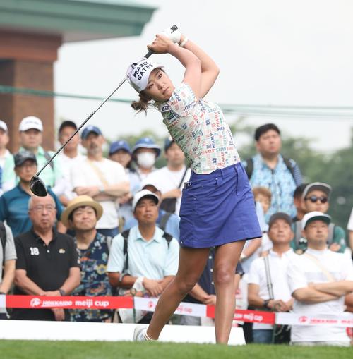 10番、ティーショットを放つ原（撮影・黒川智章）