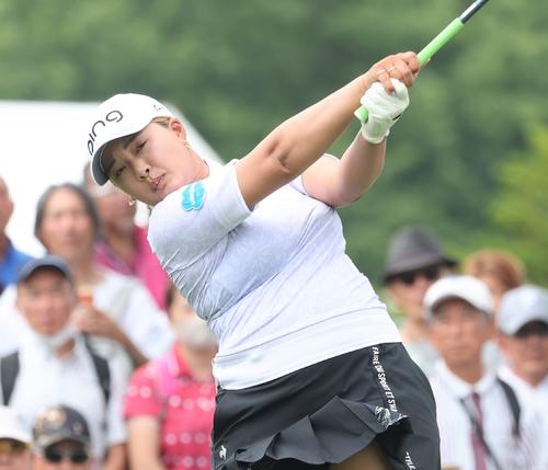 1番、ティーショットを放つ鈴木（撮影・黒川智章）