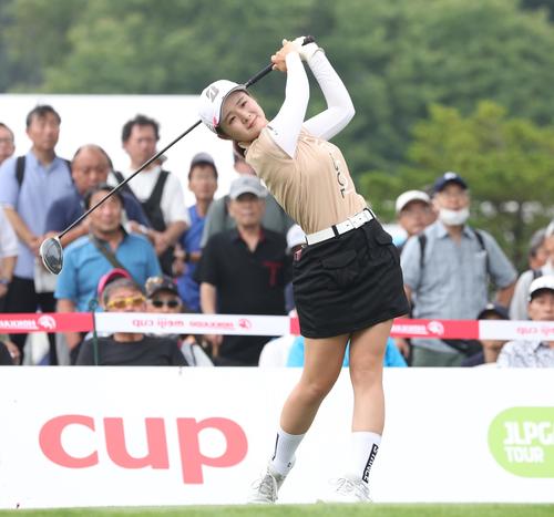 1番、ティーショットを放つ川崎（撮影・黒川智章）