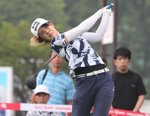 1番、ティーショットを放つ木下（撮影・黒川智章）