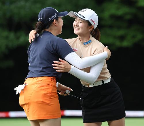 2日目　18番、ホールアウトし内田と抱き合う川崎（撮影・黒川智章）