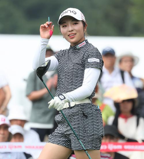 1番、打球の方向を見つめる佐久間（撮影・黒川智章）