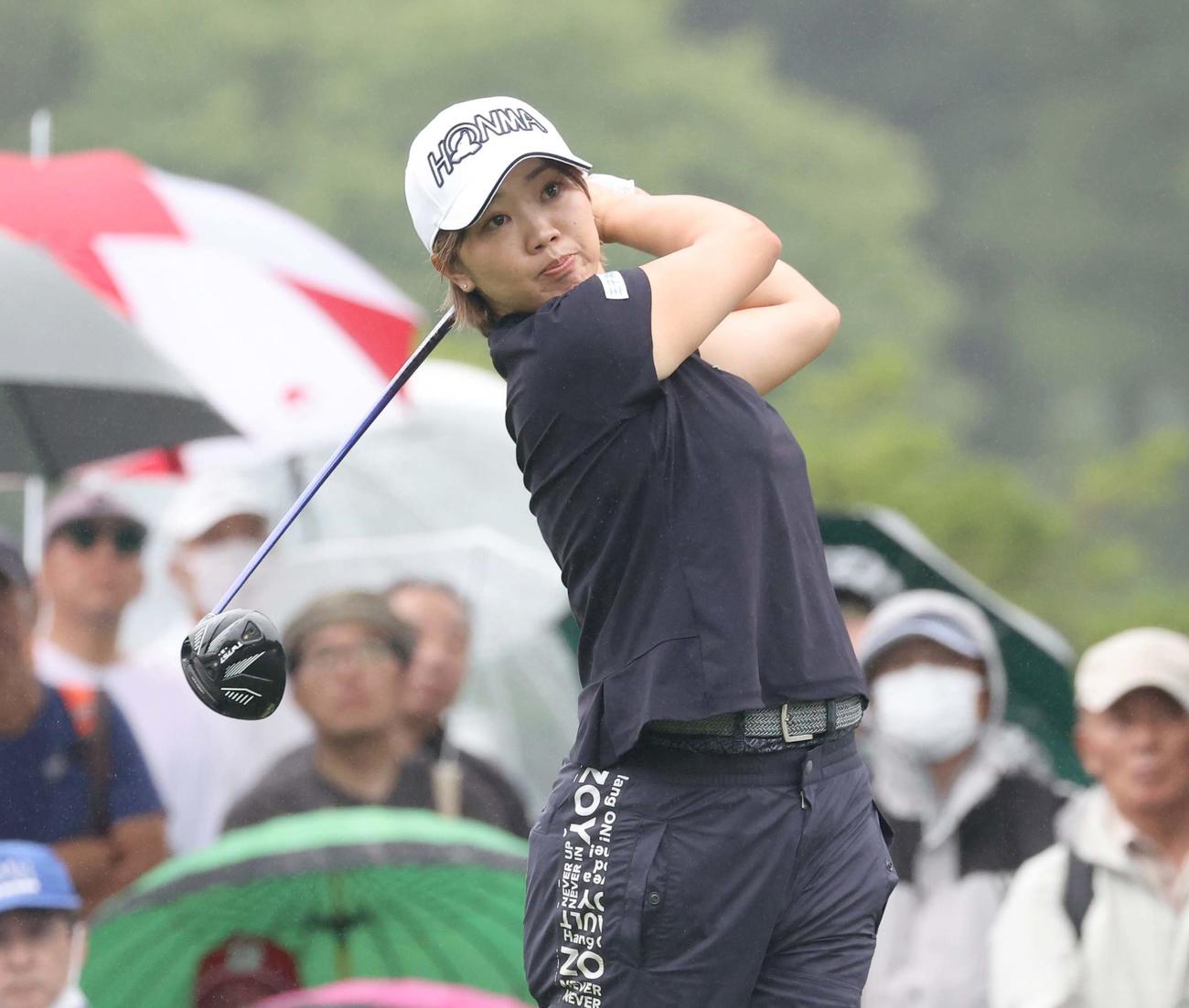 1番、ティーショットを放つ葭葉（撮影・黒川智章）