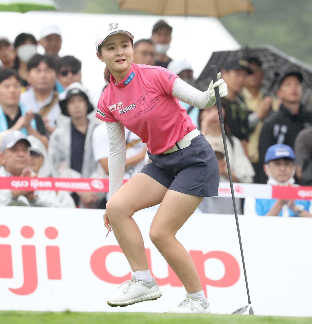 1番、ティーショットを放ち打球を見つめる川崎（撮影・黒川智章）