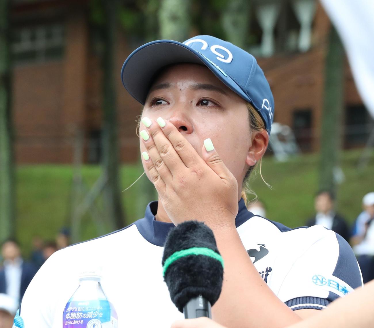 最終日　優勝インタビュー中に涙する鈴木（撮影・黒川智章）