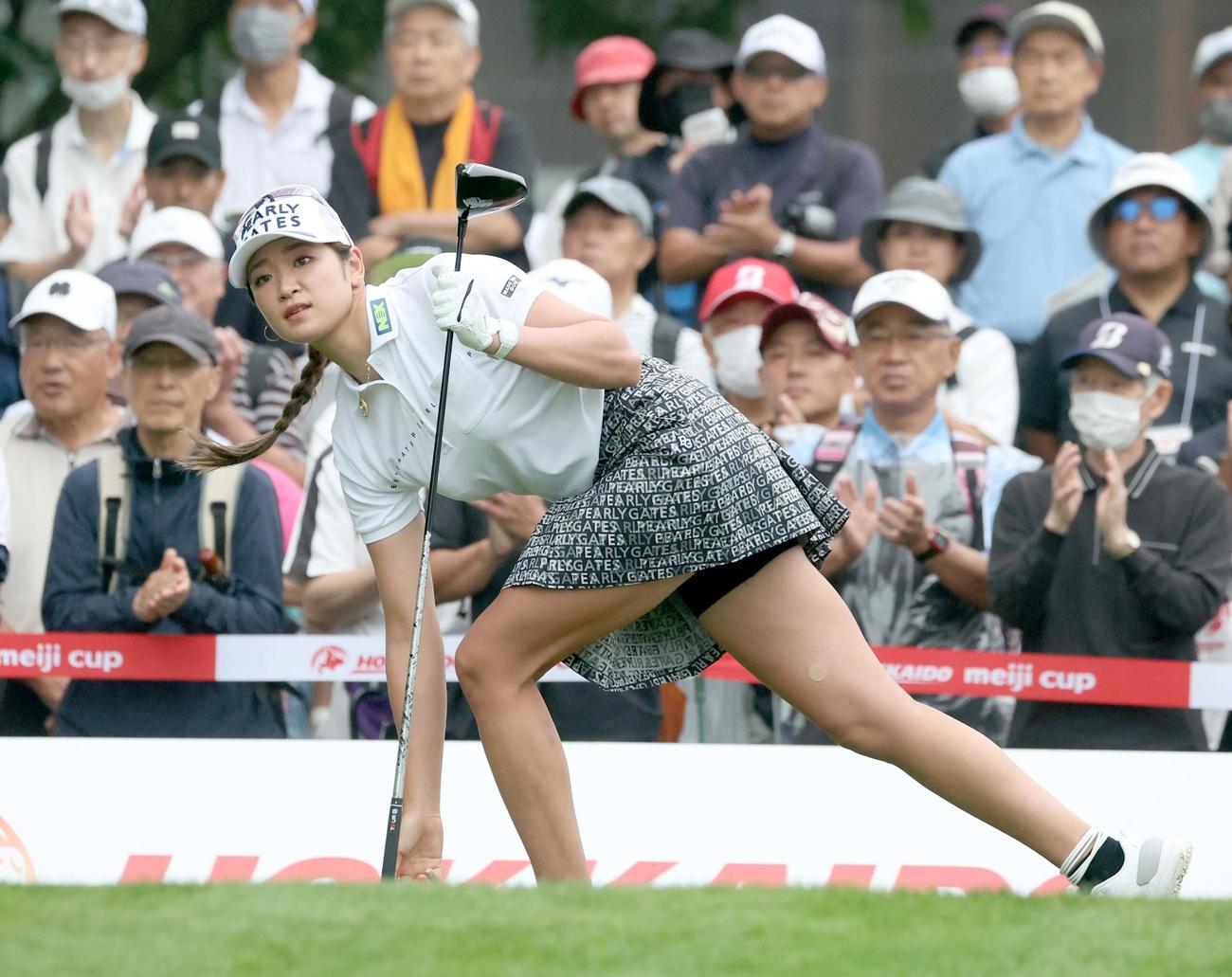 10番、ティーショットを放ち打球を見つめる原（撮影・黒川智章）
