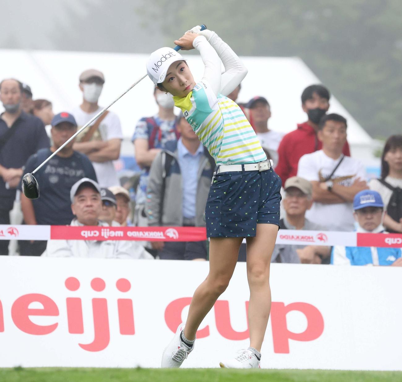 1番、ティーショットを放つ篠崎（撮影・黒川智章）