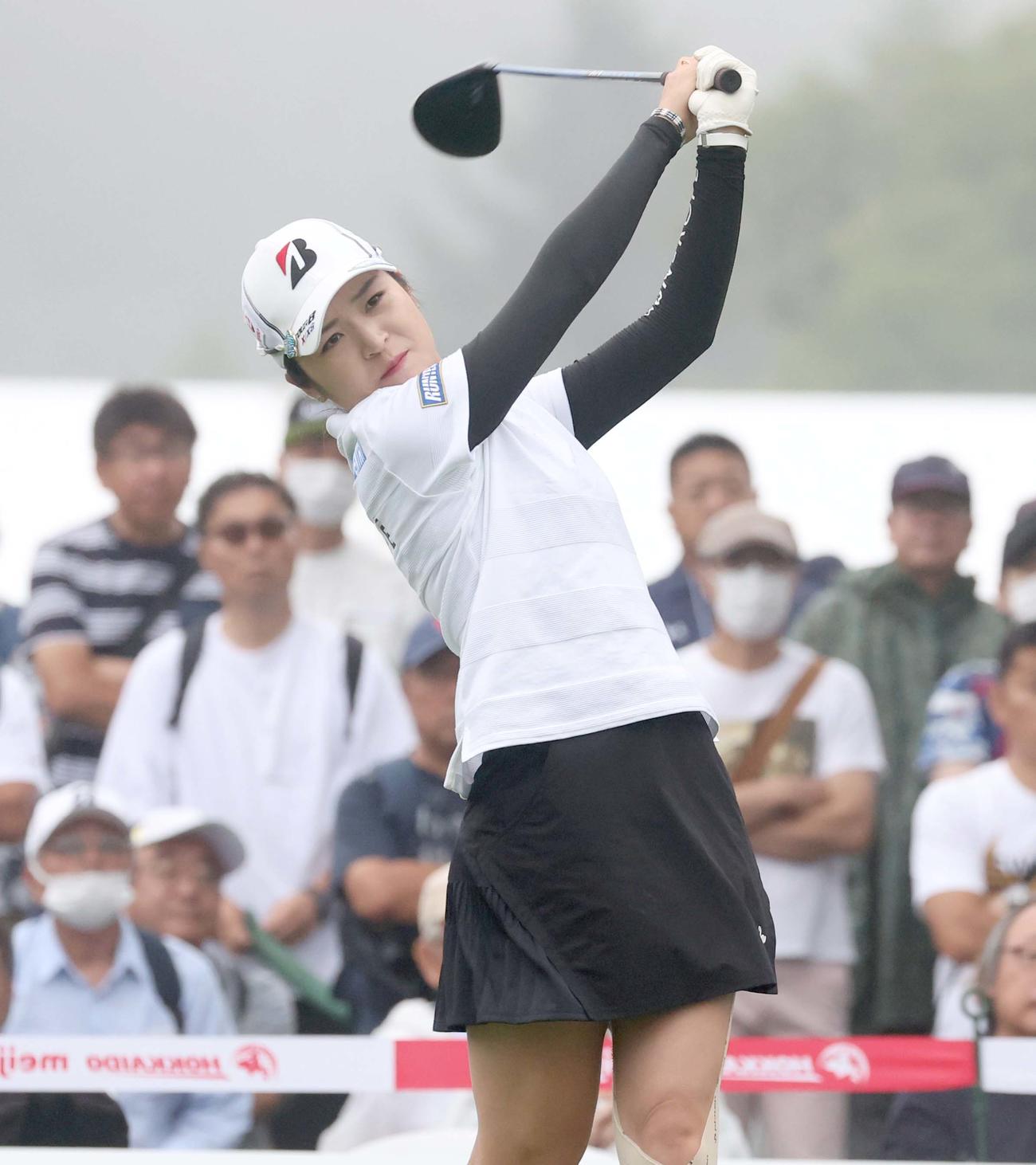 1番、ティーショットを放つ三ケ島（撮影・黒川智章）