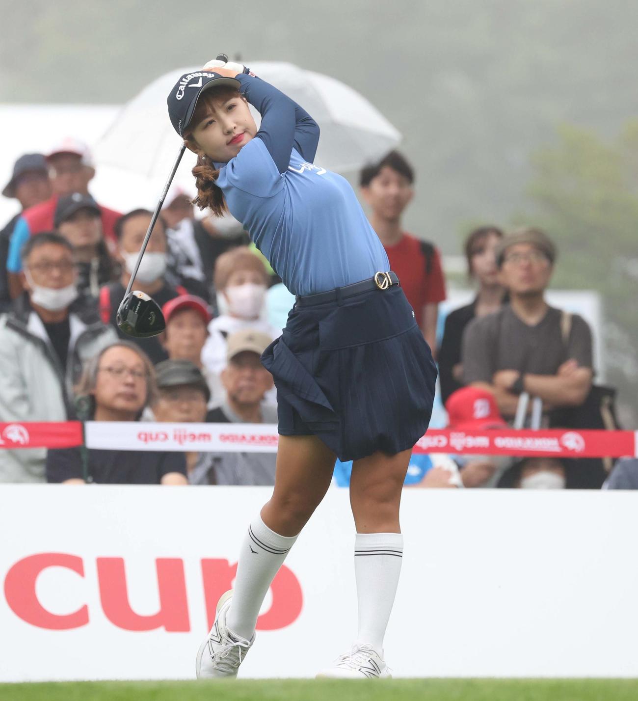 1番、ティーショットを放つリ・ハナ（撮影・黒川智章）