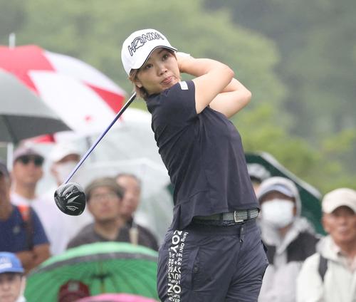 1番、ティーショットを放つ葭葉（撮影・黒川智章）