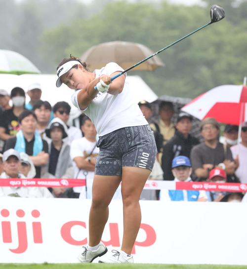 1番、ティーショットを放つささきしょうこ（撮影・黒川智章）